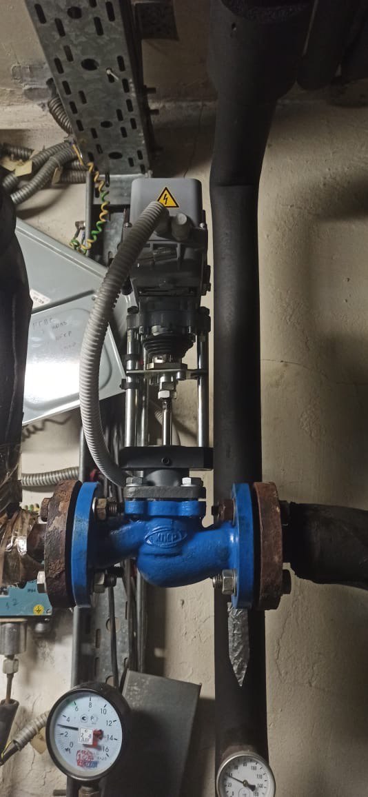 Элеваторный узел системы отопления с запорной арматурой и манометрами в Москве